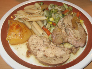 Putenrollbraten mit Rohrkartofferl, Gemüse, Nudeln